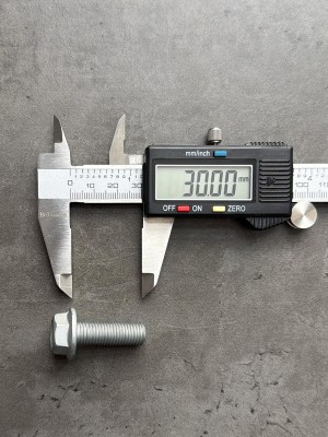 Болт фланцевый М10х30х1,25 8.8 оц. DIN 6921 без насечек